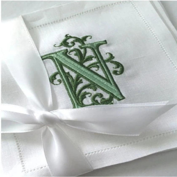 https://www.bellalinolinens.com/cdn/shop/products/signature-venezia-monogrammed-cocktail-napkins_600x.jpg?v=1580011256